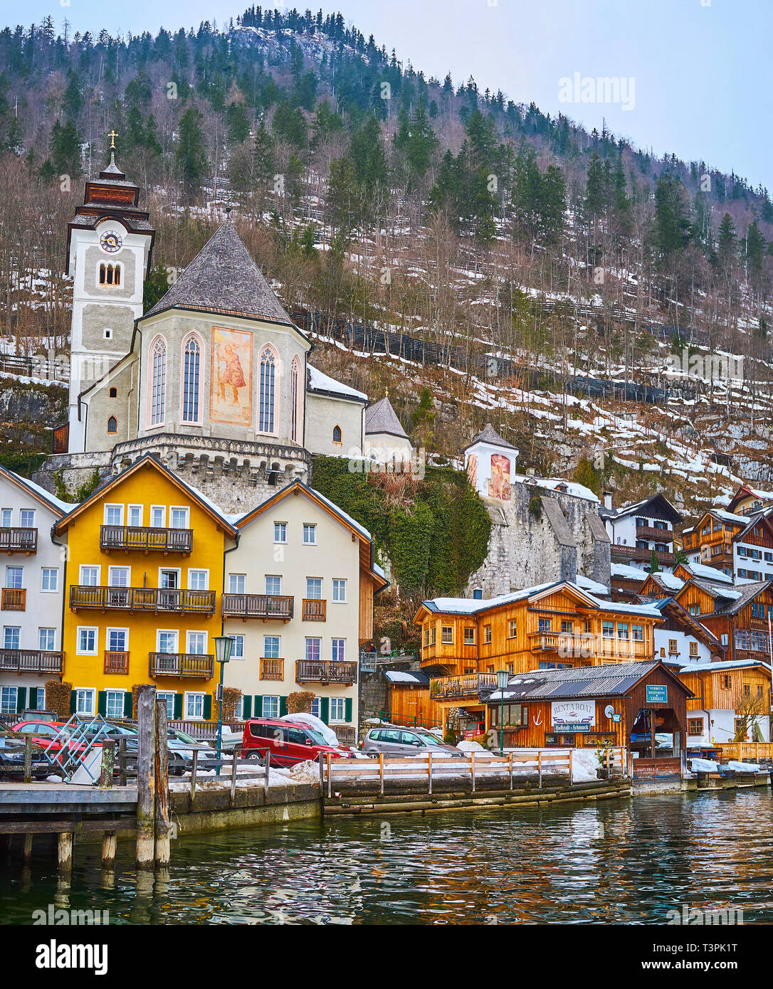 HALLSTATT, Autriche - 21 février 2019 paroisse historique : l'église de St Marie du Mont s'élève au-dessus des toits de la vieille ville de Salzbourg, le février Banque D'Images