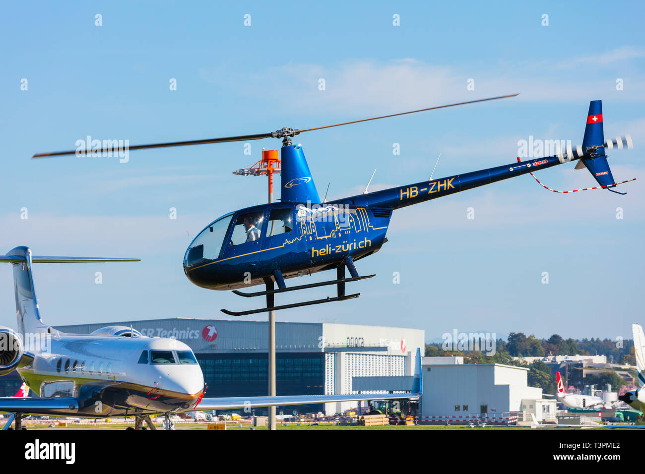 Un Robinson R44 Raven II hélicoptère à l'atterrissage à l'aéroport de Zurich Banque D'Images