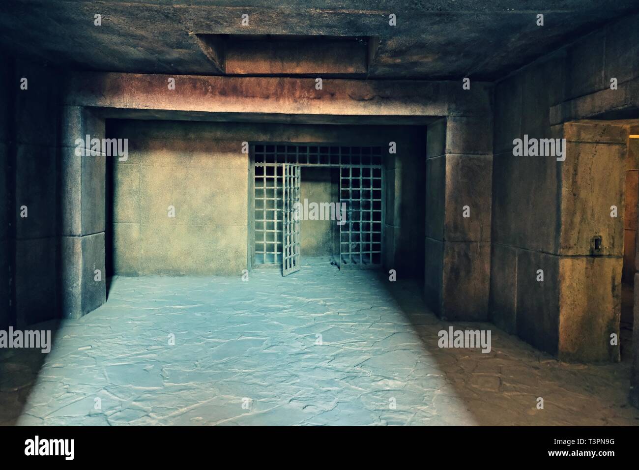 L'entrée du donjon sombre avec des murs de gros blocs de béton et d'un plafond de béton armé monolithique, sous la forme d'un steel latt Banque D'Images
