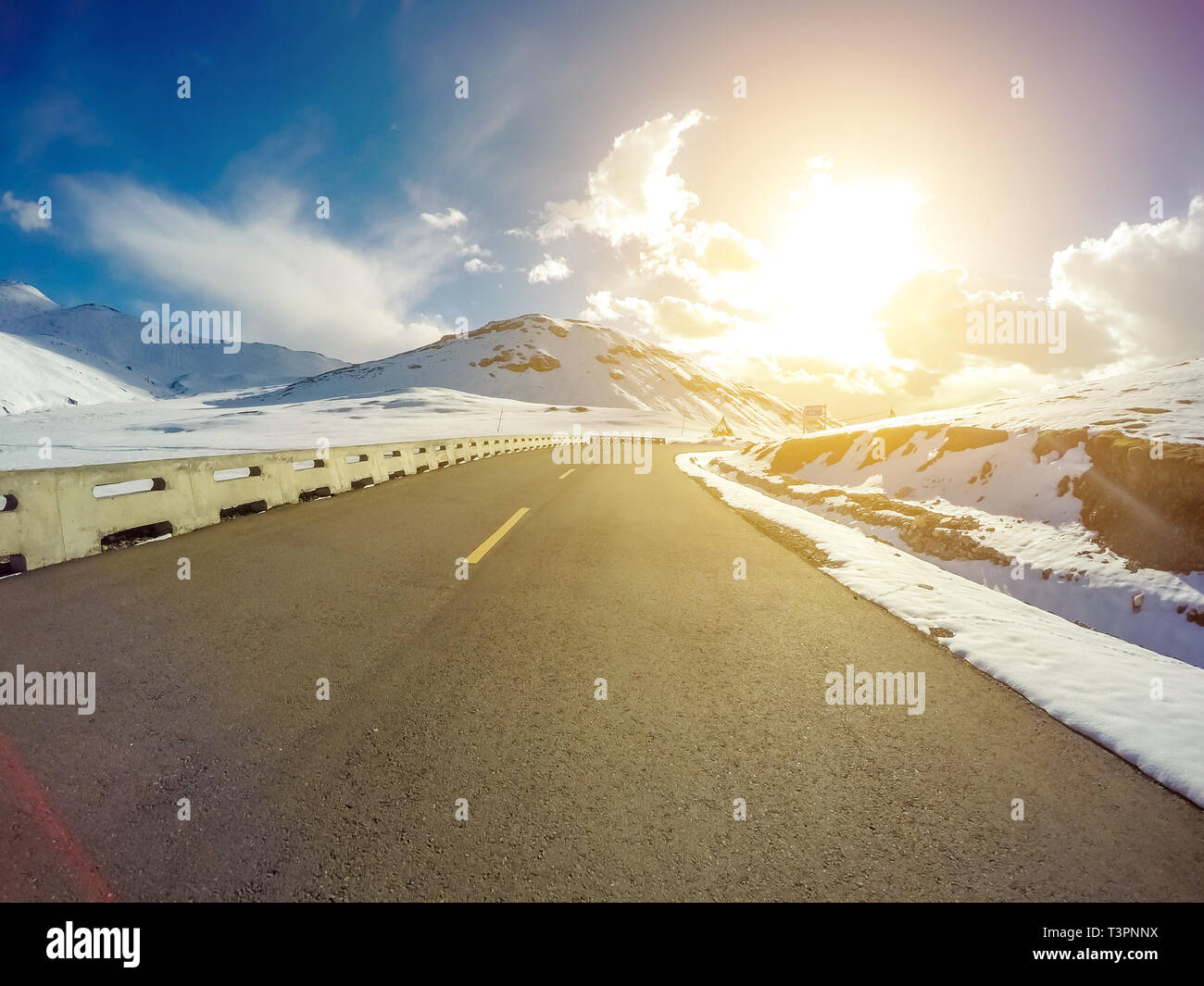 Snow Mountain Road dans le Qinghai au coucher du soleil,la Chine. Banque D'Images
