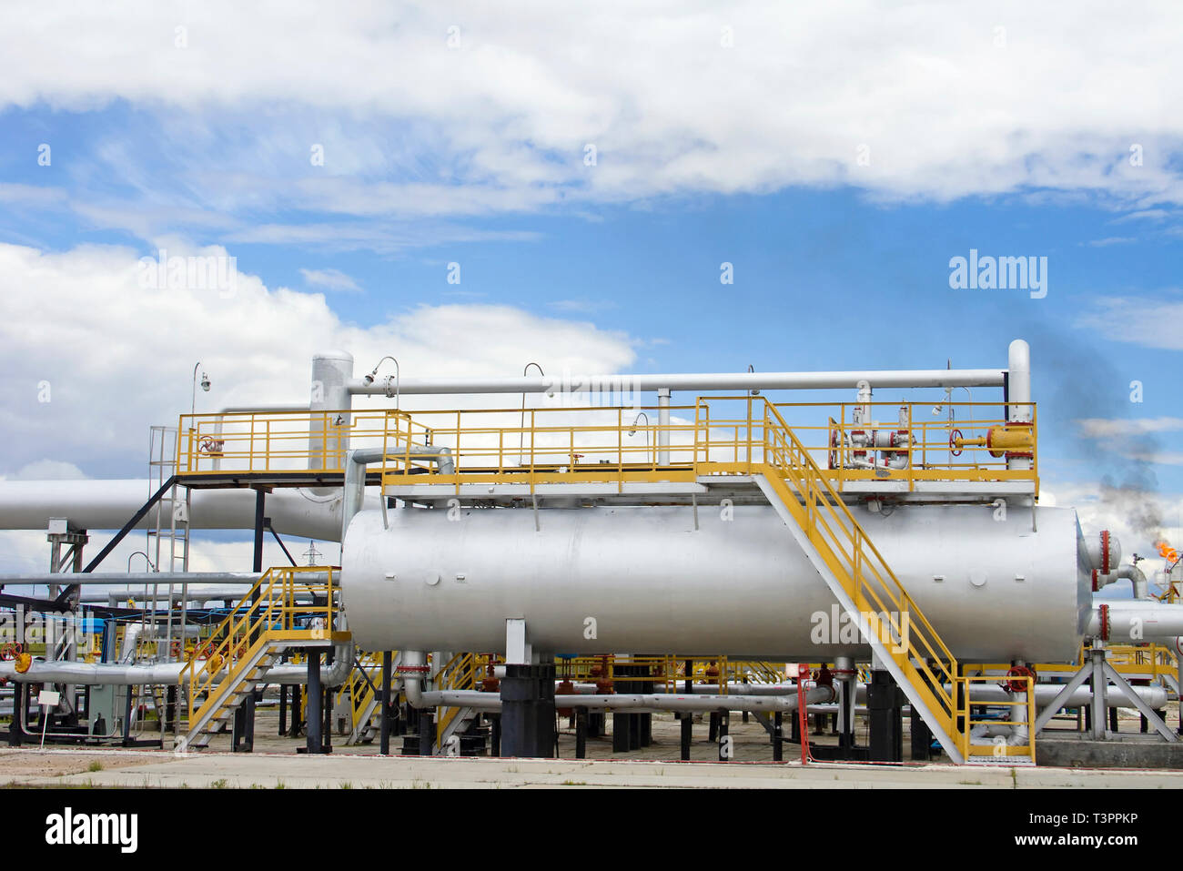 L'usine de raffinerie de pétrole et de gaz. Scène industrielle de champ pétrolifère. Gas station Banque D'Images