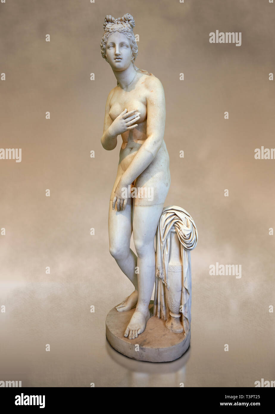 Trois quart voir toute la longueur du 2e siècle Roman sculpture de marbre d'Aphrodite (Vénus), 'Dresden Type Capitolin, copiés à partir d'un Hellanistic Gree Banque D'Images