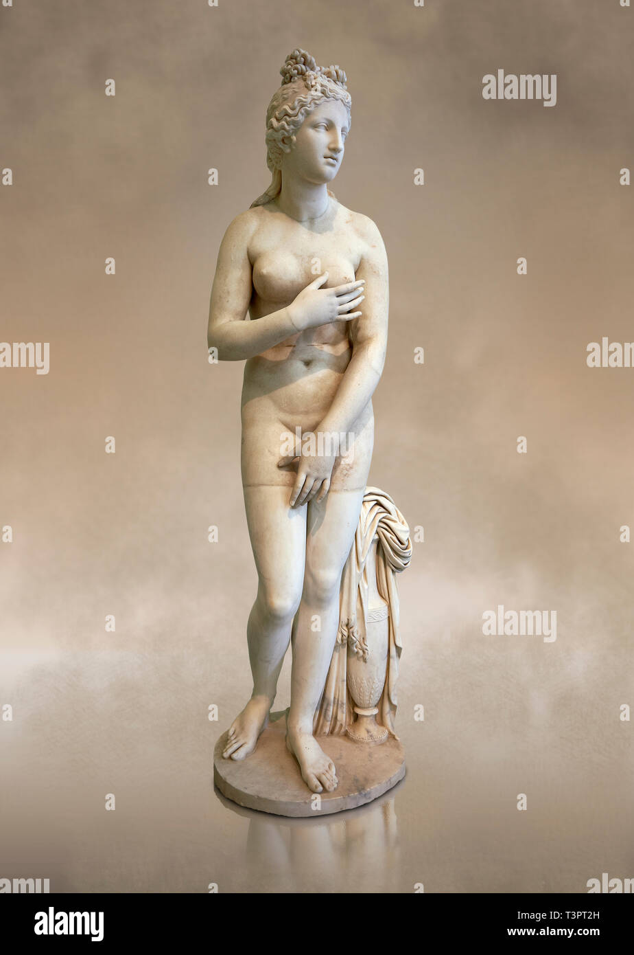 Longueur pleine vue frontale de 2ème ANNONCE de siècle Roman sculpture de marbre d'Aphrodite (Vénus), 'Dresden Type Capitolin, copiés à partir d'un Hellanistic orig Grec Banque D'Images