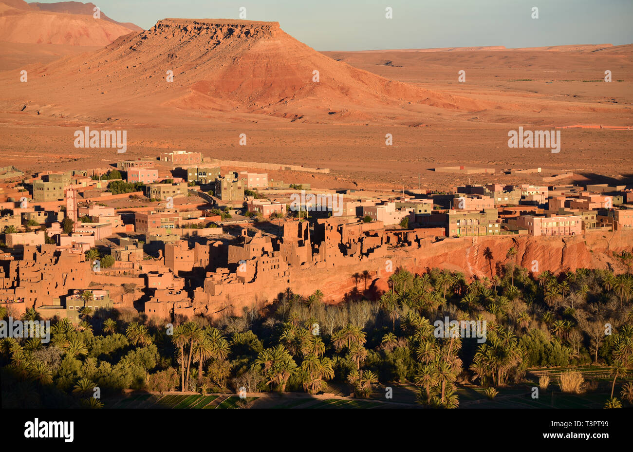 Vieux village berbère au coucher du soleil. Tamellalt dans la région des montagnes de l'Atlas au Maroc Banque D'Images