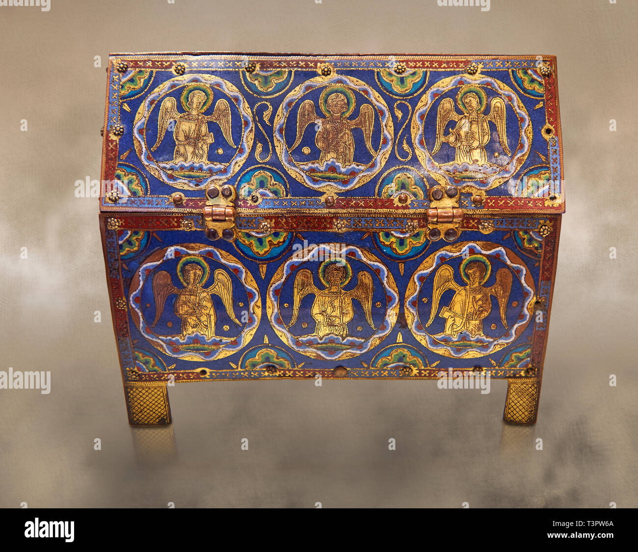 Boîte en émail médiéval représentant des anges, vers 12e siècle, l'émail de Limoges sur l'or. AD. Musée du Louvre, Paris. Banque D'Images