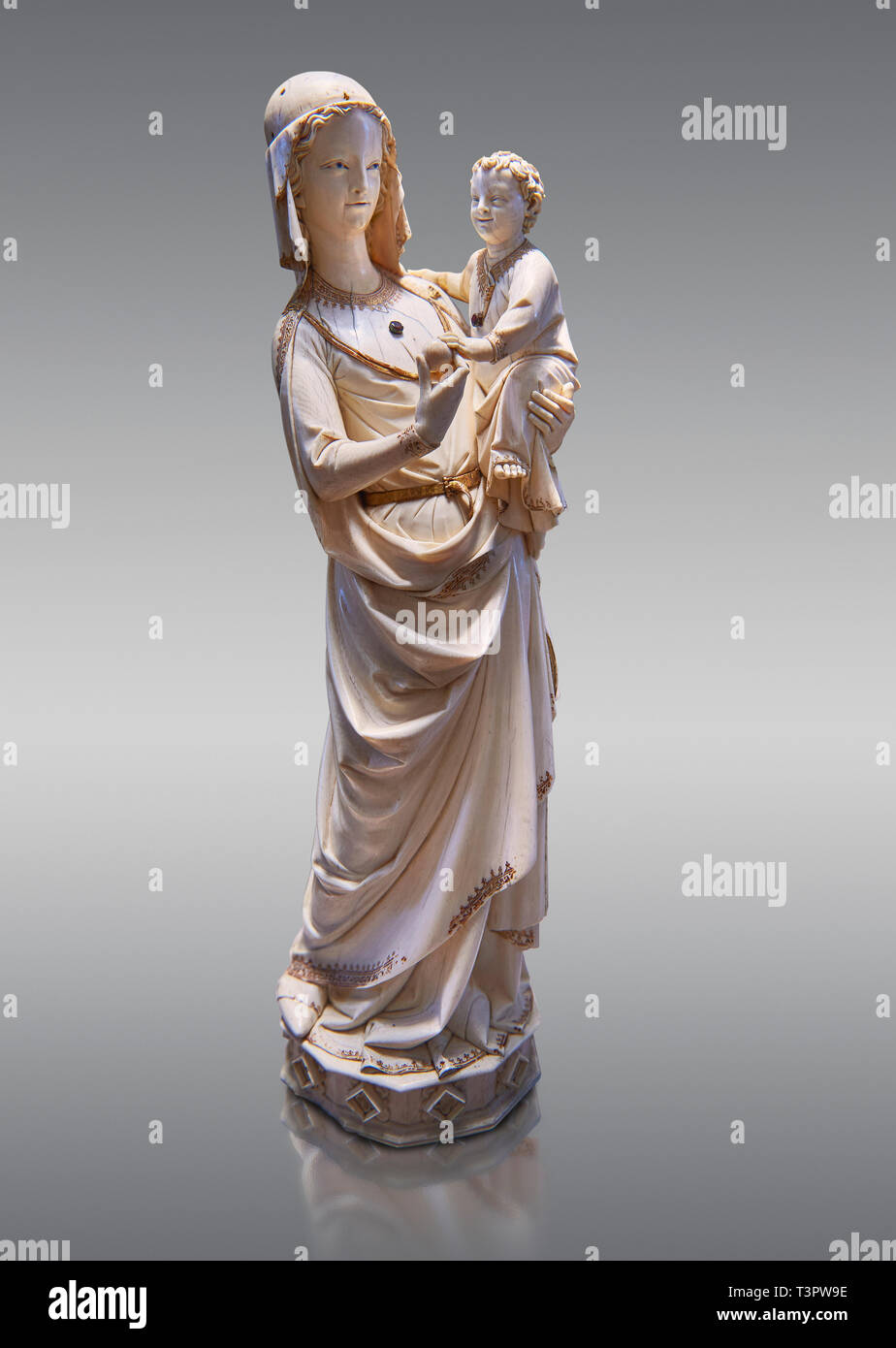 Statuette en ivoire de Style gothique médiéval de la Vierge à l'enfant avec des traces de polychromie, troisième trimestre de 13e siècle avant 1279 réalisé à Paris. À partir de la t Banque D'Images