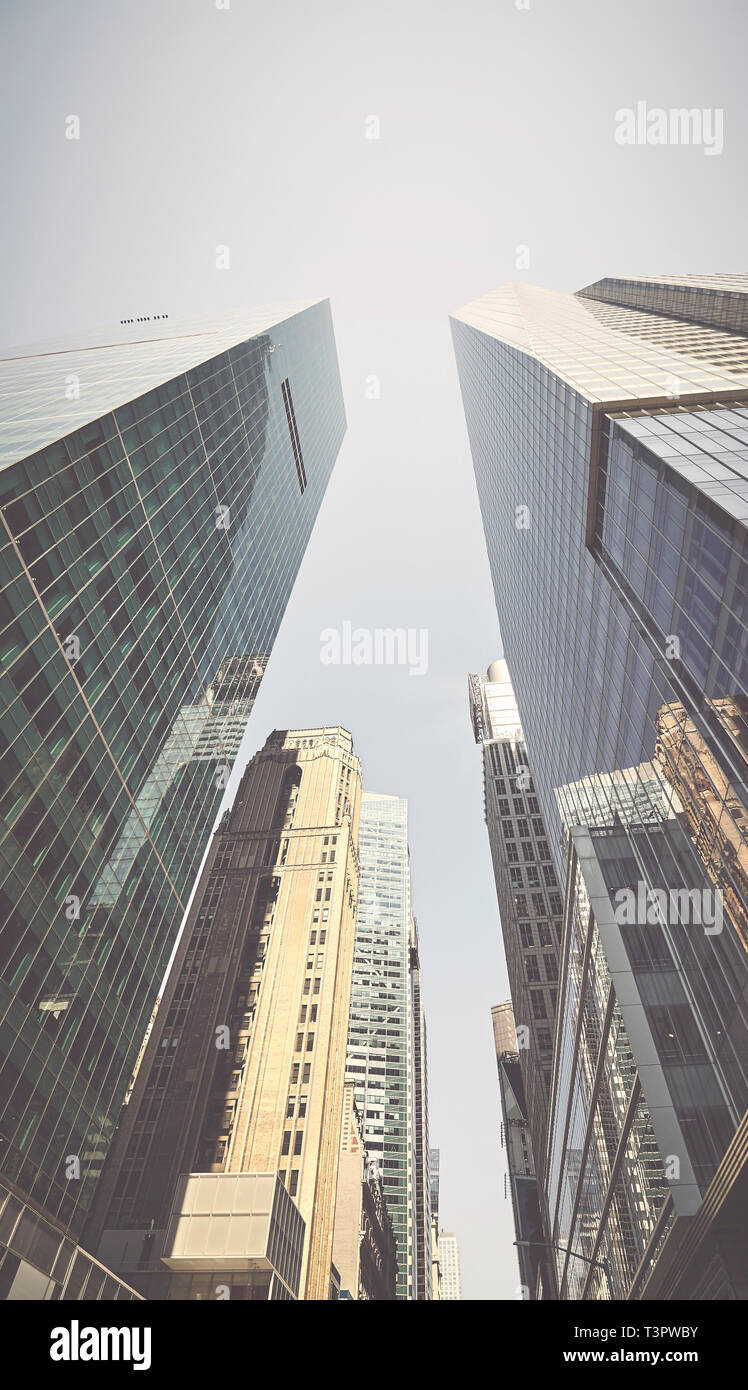 À la recherche jusqu'à grattes-ciel de Manhattan, aux tons couleur rétro photo, New York City, USA. Banque D'Images