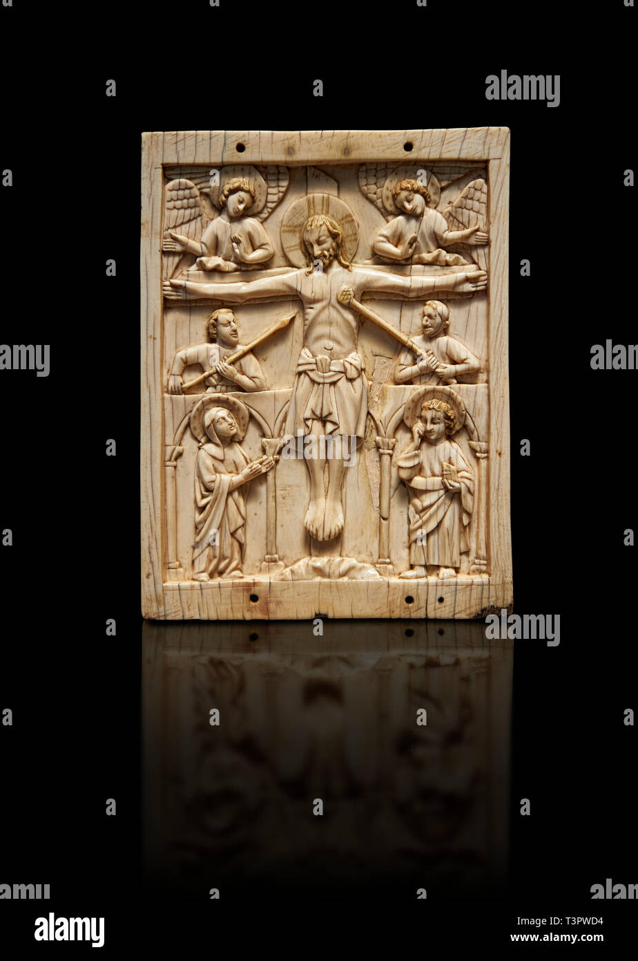 Plaque d'ivoire d'éléphants médiévale avec traces de peinture fabriqué en Italie dans le 13ème ou début du 14ème siècle. La crucifixion est un rare exemple d'un rendez-vous Banque D'Images
