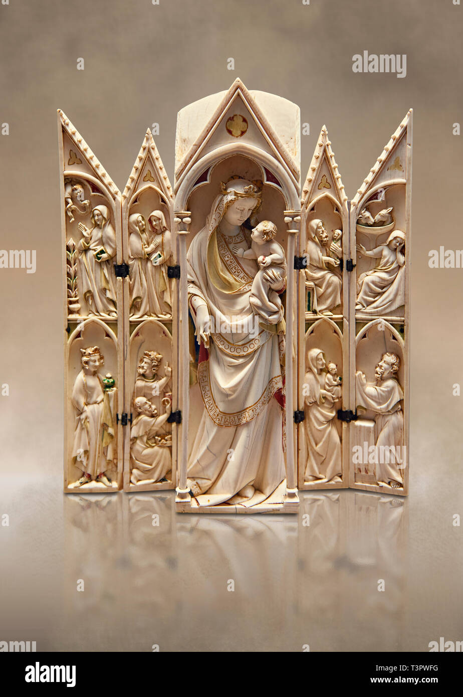 Gothique médiévale représentant le tabernacle d'ivoire vierge à l'enfant avec des scènes de l'Annonciation, la Nativité, l'adoration des Mages et le présent Banque D'Images