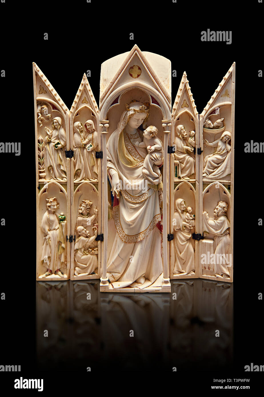 Gothique médiévale représentant le tabernacle d'ivoire vierge à l'enfant avec des scènes de l'Annonciation, la Nativité, l'adoration des Mages et le présent Banque D'Images