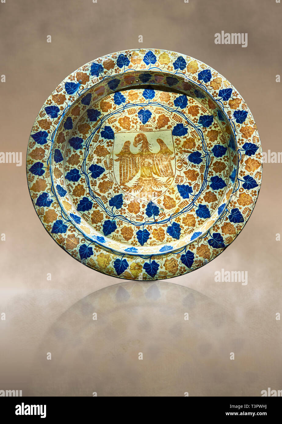 Hispano-Moresque ware plat avec un motif de l'aigle. Ware, lustre en faïence céramique islamique produit style à Manises, Al Andalus, l'Espagne d'aujourd'hui en e Banque D'Images