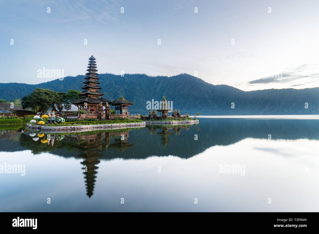 Pura Ulun Danu Beratan lever du soleil au temple à Bali, Indonésie Banque D'Images