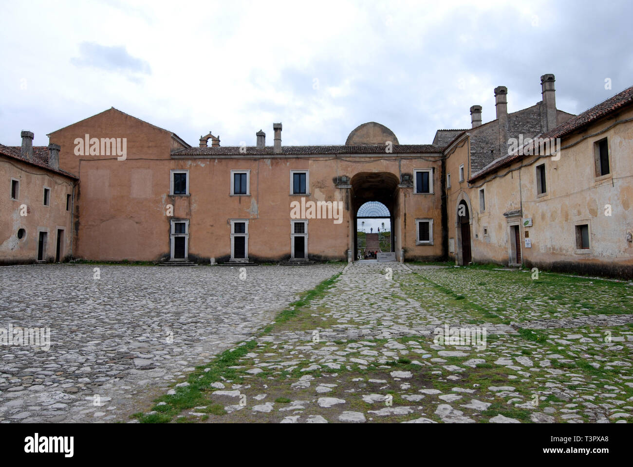 La grande cour intérieure de saint lawrence chartreuse Certosa di San Lorenzo à Padula province de Salerne italie Banque D'Images