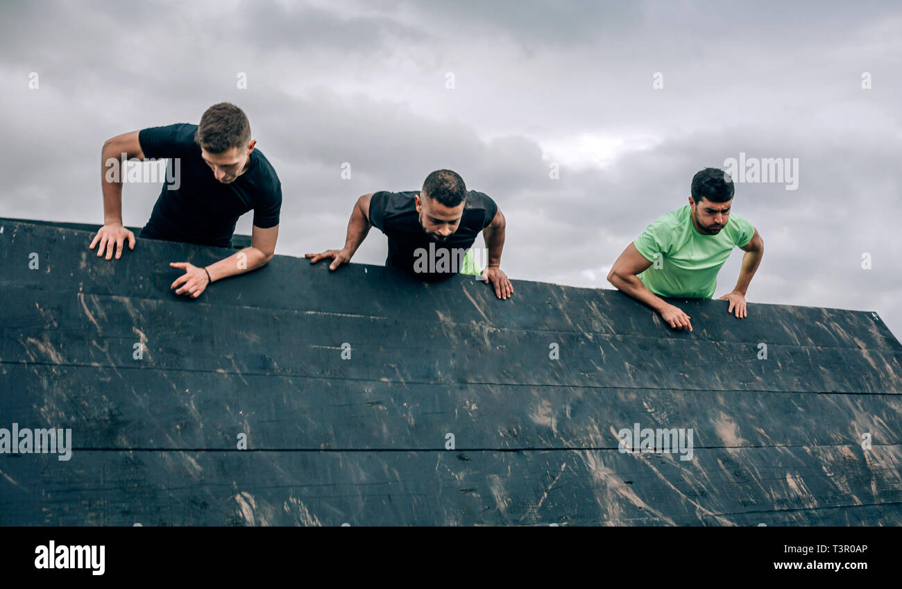 Les participants au parcours du mur d'escalade Banque D'Images