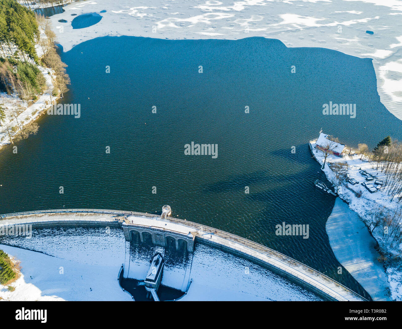 Vue aérienne du barrage partiellement congelé Brucher (Bruchertalsperre) près de Marienheide en hiver. Banque D'Images