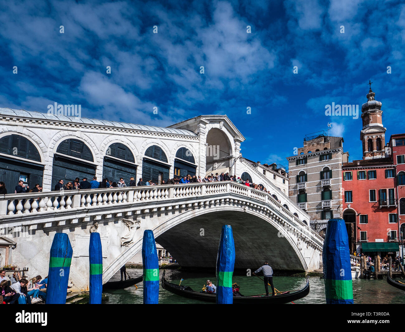 Venise Pont du Rialto - Ponte di Rialto - enjambant le Grand Canal à Venise, Italie le pont conçu par Antonio da Ponte et achevé en 1591. Banque D'Images