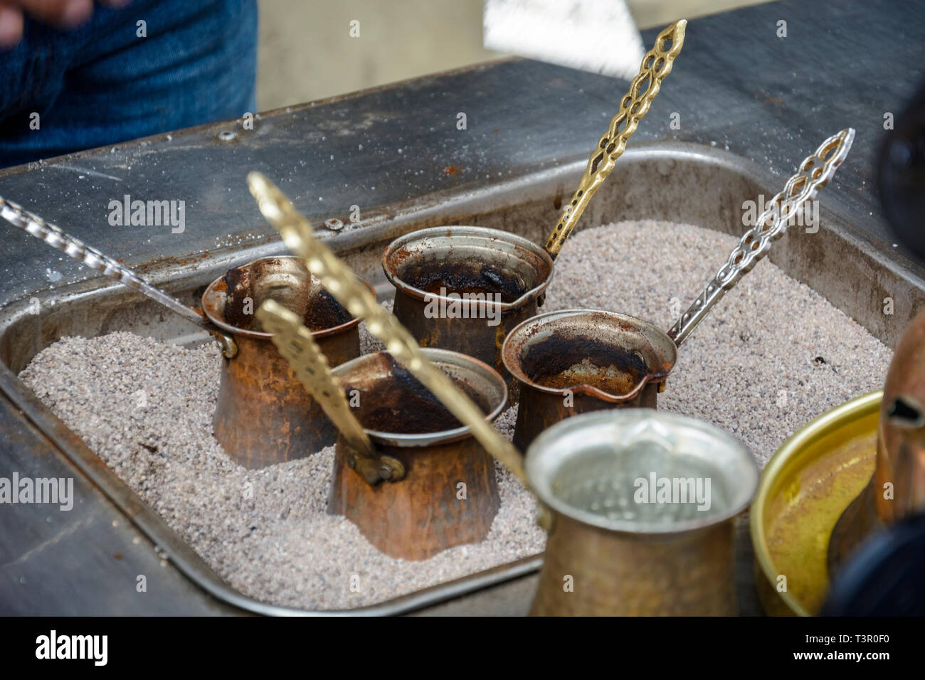 Café Turc à la main cuit dans le sable Banque D'Images