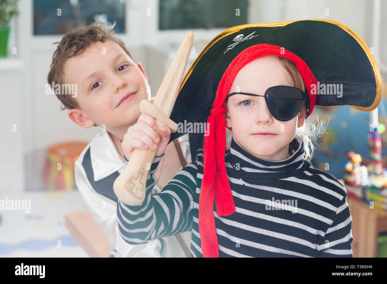 Les enfants jouent pirates Banque D'Images