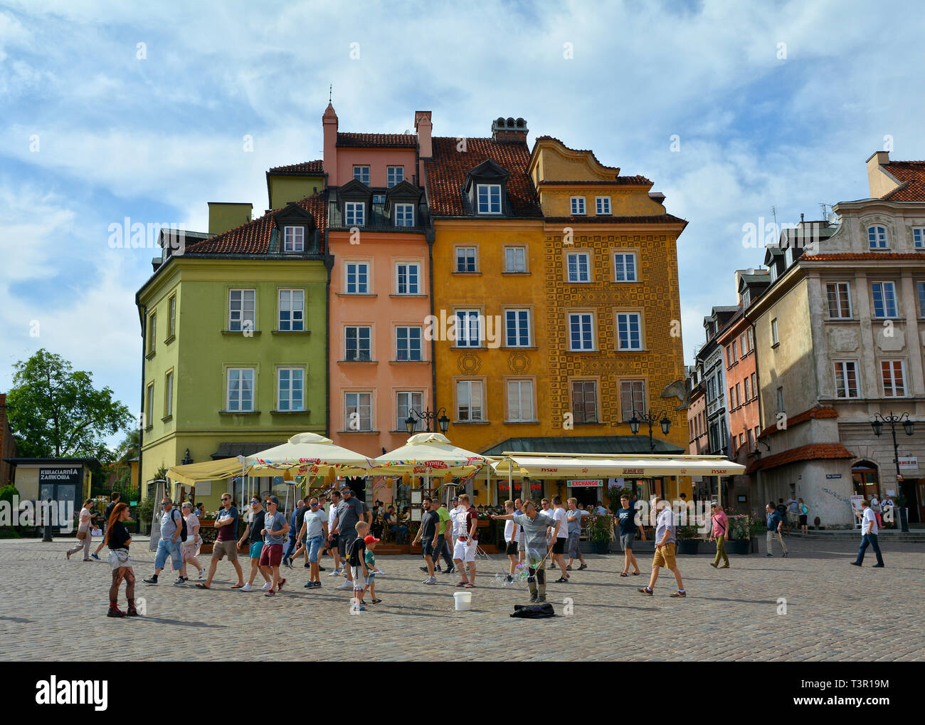 Jouant avec les bulles de savon dans la vieille ville Stare Miasto Varsovie, Place du Château, la capitale de la Pologne. Banque D'Images
