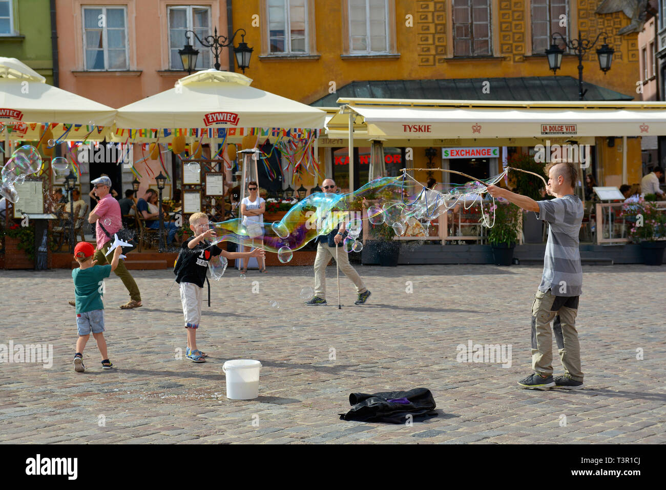 Jouant avec les bulles de savon dans la vieille ville Stare Miasto Varsovie, Place du Château, la capitale de la Pologne. Banque D'Images