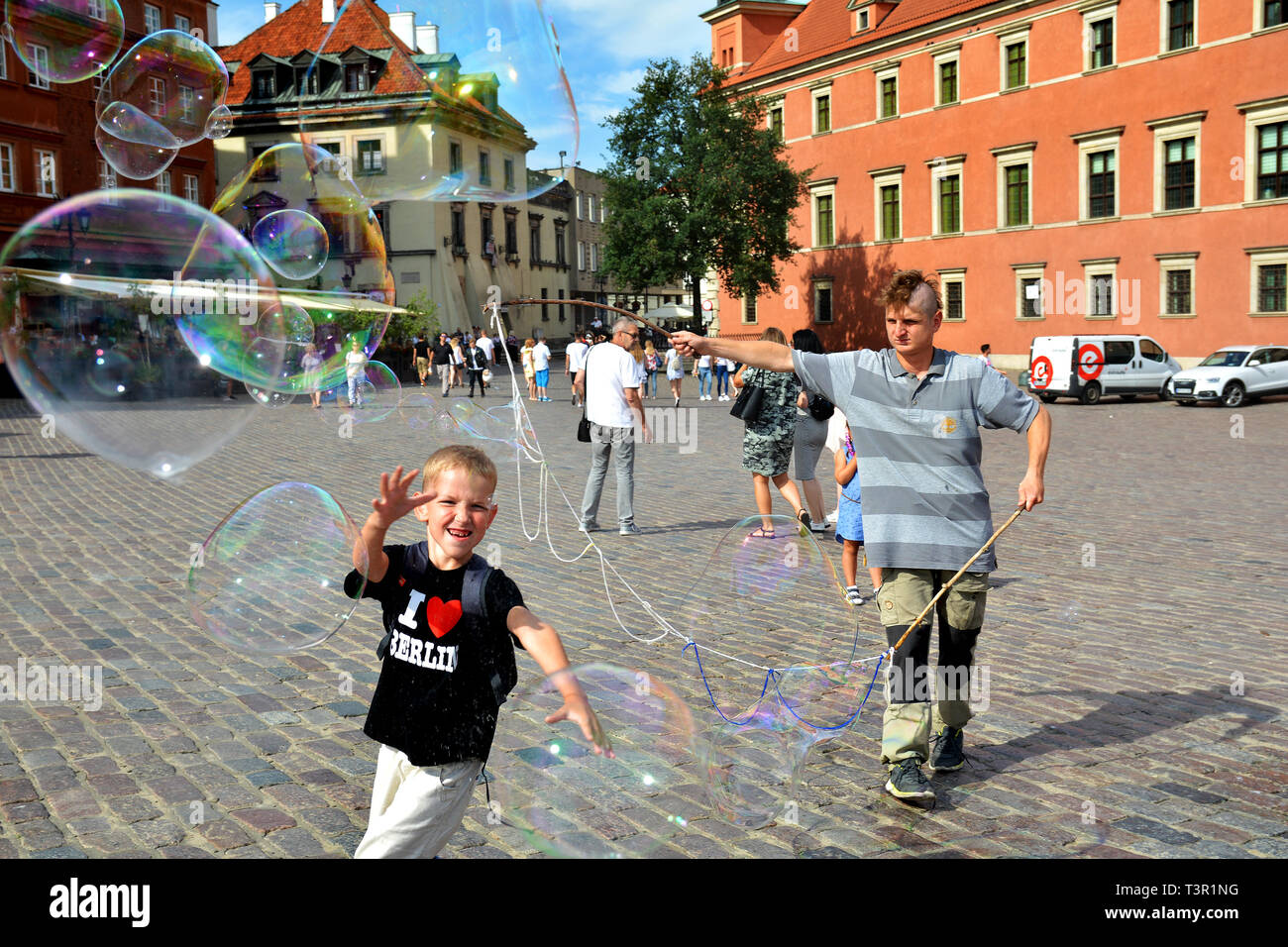 Jouant avec les bulles de savon dans la vieille ville Stare Miasto Varsovie, Place du Château, la capitale de la Pologne. Banque D'Images