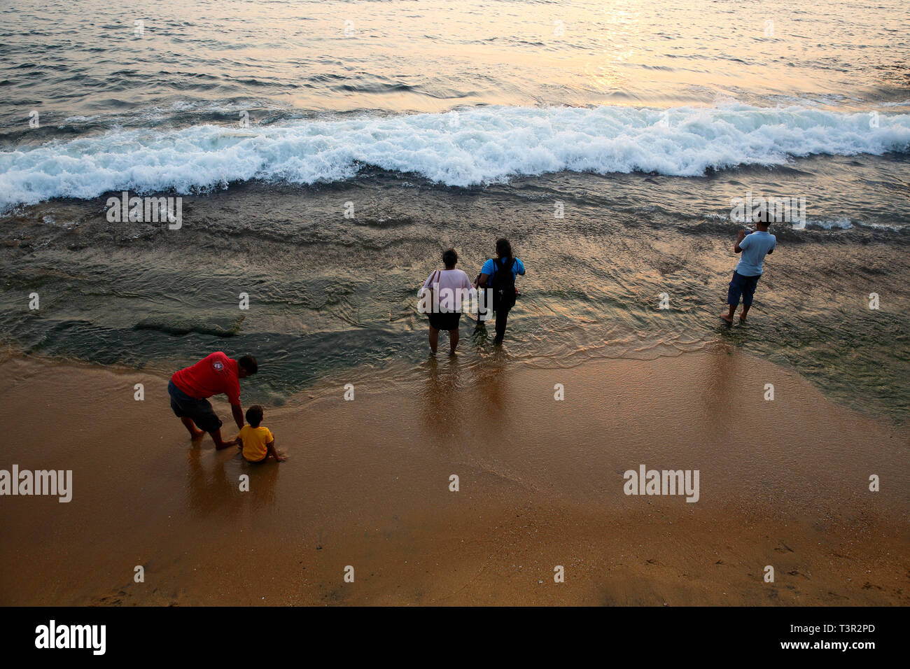 Les Touristes Appréciant à La Plage De Galle Face Au Coucher