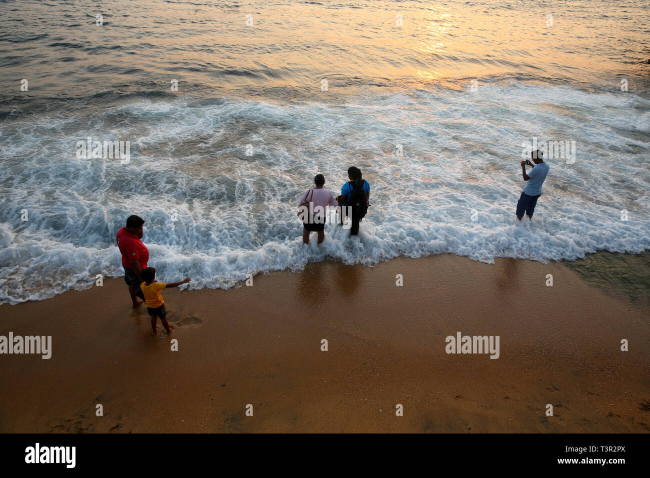 Les Touristes Appréciant à La Plage De Galle Face Au Coucher
