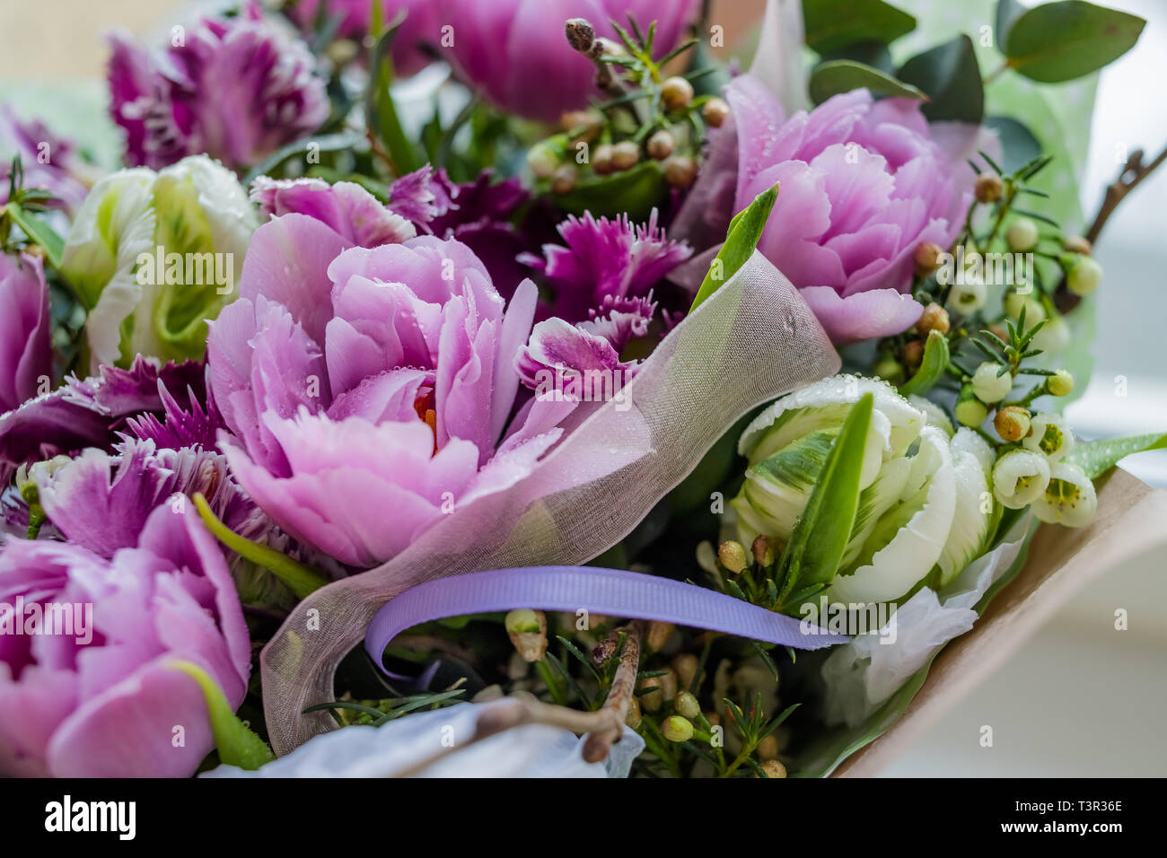 Beau bouquet de fleurs de mariage. Déclaration d'amour, au printemps. Carte de mariage, la Saint-Valentin accueil. printemps tulipes pour 8 mars ,les Banque D'Images
