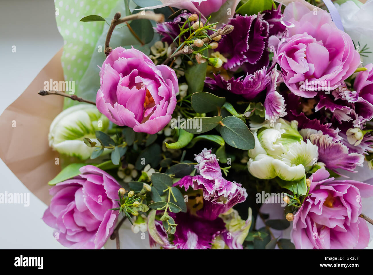 Beau bouquet de fleurs de mariage. Déclaration d'amour, au printemps. Carte de mariage, la Saint-Valentin accueil. printemps tulipes pour 8 mars ,les Banque D'Images