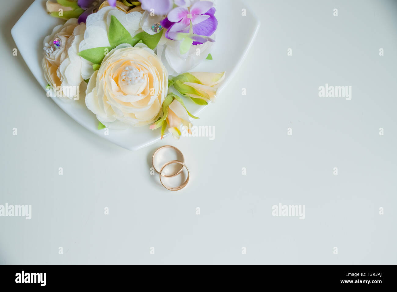 Anneau De Mariage Beau Bouquet Accessoires Pour Mariee Carte D Invitation De Mariage Gold Unique Avec Fleurs Et Beaucoup D Espace Pour Copier Du Texte Memmorable Photo Stock Alamy