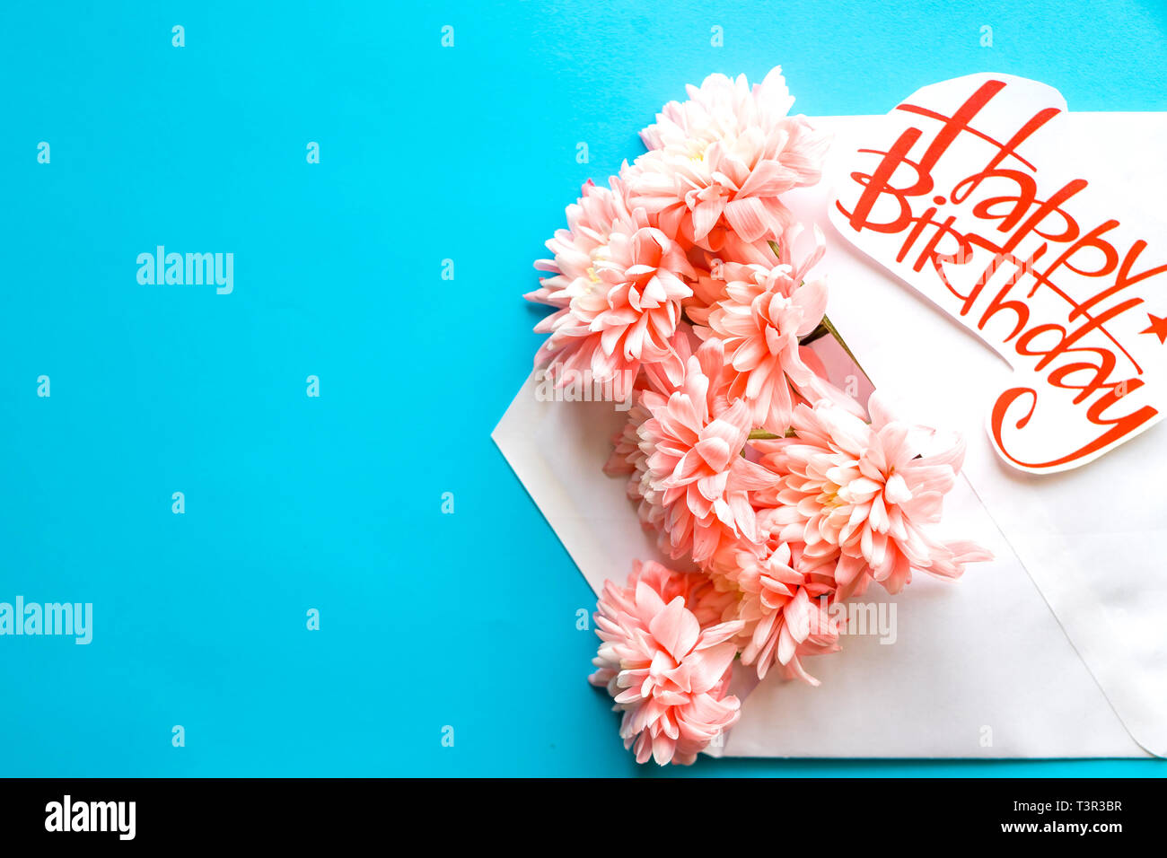 Joyeux Anniversaire Carte A Ouvert L Enveloppe De Papier Craft Rempli De Fleurs En Fleurs Au Printemps Haut De La Vue Television Lay Carte Postale Avec Des Chrysanthemes Rose Sur Bleu Photo Stock