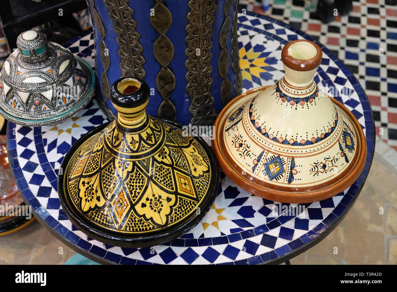 Des plats en céramique et d'autres produits céramiques faites de l'artisanat  marocain à la main Photo Stock - Alamy