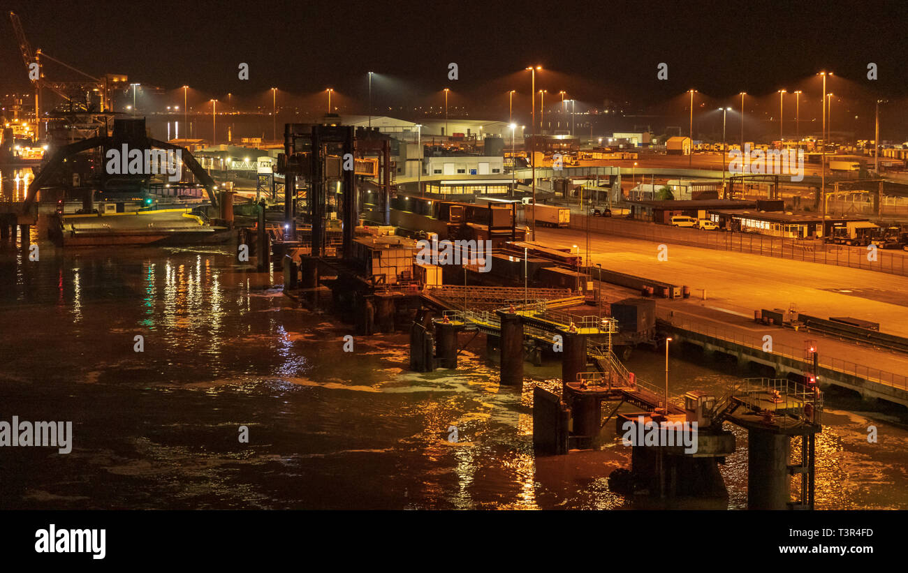 Harwich, Essex, Angleterre, Royaume-Uni - Octobre 05, 2018 : nuit à la gare maritime et le port Banque D'Images