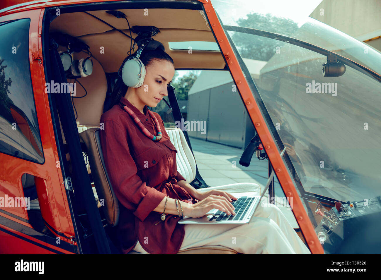 L'accent attrayant femme avec les cheveux attachés wearing red shirt Banque D'Images