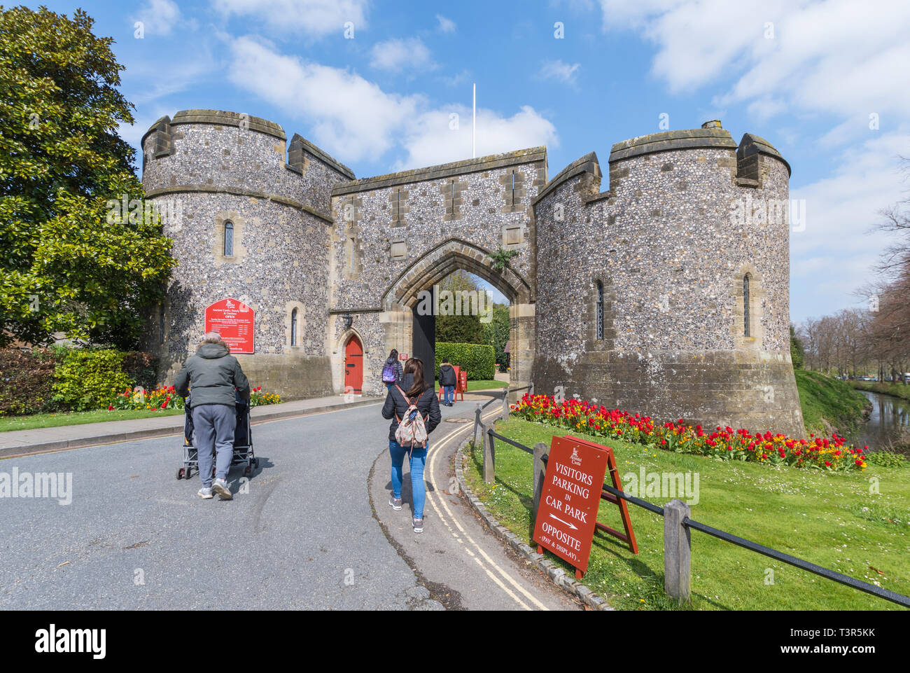 Les touristes à pied dans l'entrée d'Arundel Castle, un château médiéval dans le marché de la ville historique d'Arundel au printemps dans le West Sussex, Royaume-Uni. Arundel UK. Banque D'Images