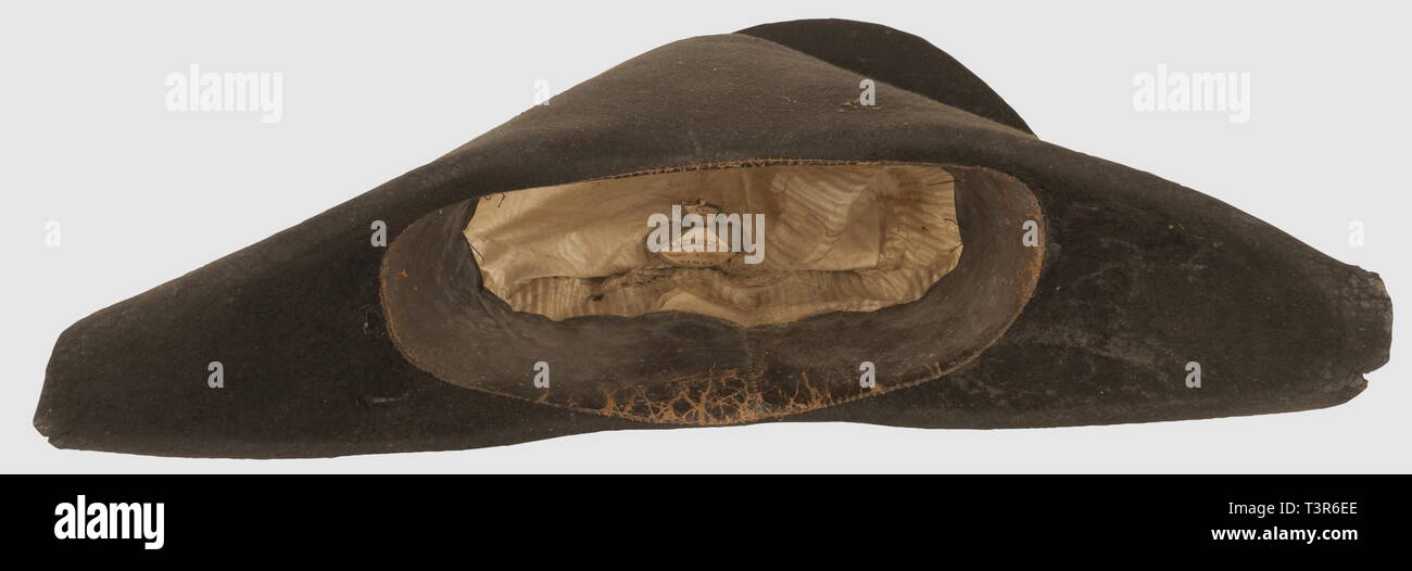 PREMIERE ET SECONDE RESTAURATION 1815-1848, Bicorne d'officier de cavalerie, période fin du 1er Empire ou début de la restauration. Coiffure réalisée en Feutre taupé noir, trace de ganse de cocarde et de bouton, coiffe interne en soie blanche et marocain brun, étiquette en papier avec marque du fabricant 'A la renommée, Lacroix aîné à Nîmes". Hauteur 27 cm. L'Ensemble en très bon état. Patchy légèrement attaqué sur la partie arrière. Plus aucun attribut, Additional-Rights Clearance-Info-visible-Not-Available Banque D'Images