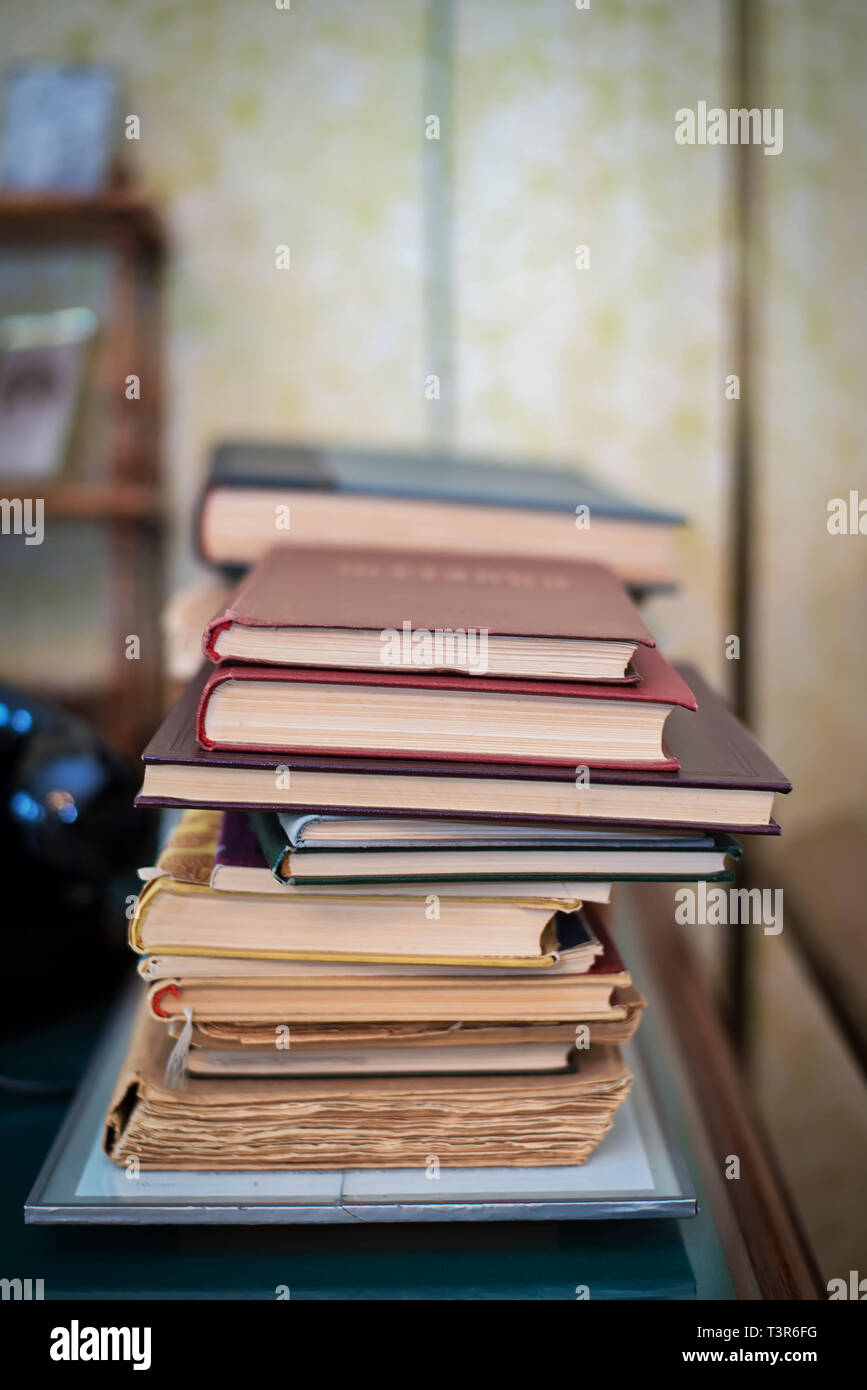 De vieux livres jaunis pour lecture sur la table Banque D'Images