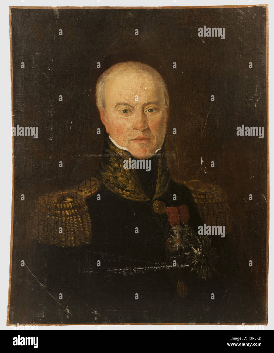 DIRECTOIRE-CONSULAT-EMPIRE 1795-1814, huile sur toile, représentant un officier général en petit uniforme, L'officier porte un habit de drap bleu foncé, brodé au col de feuilles de chêne, paire d'épaulettes en cannetille et fil d'or, boutons dorés, l'officier porte la Croix de l'Ordre de la Légion d'Honneur ainsi que la Grand-Croix du même ordre, en second plan apparaît peut-être l'Ordre de la Couronne de fer. Hauteur 73 cm, largeur 59 cm. Ensemble en état moyen, trace de rayure et de fortes craquelures sur l'ensemble de la toile, présenté sans cadre, l'artiste, l'auteur n'a pas à être effacée Banque D'Images