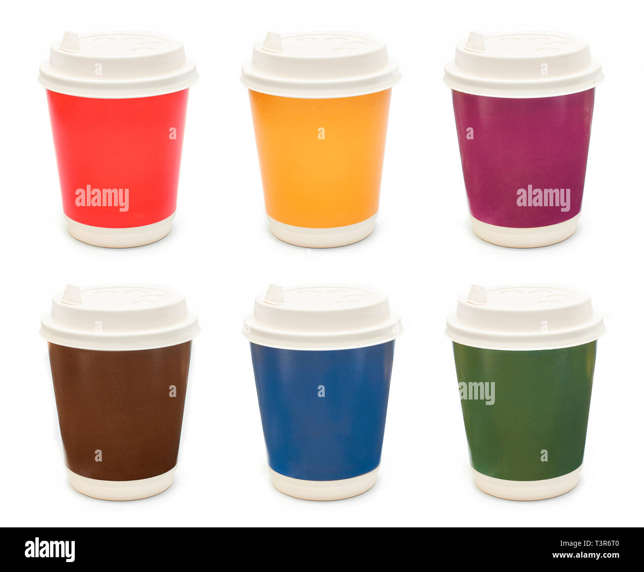 Ensemble de différentes couleurs de tasses à café en carton vierge et isolé sur un fond blanc. Banque D'Images Ensemble de différentes couleurs de tasses à café en carton vierge et isolé sur un fond blanc. Banque D'Images