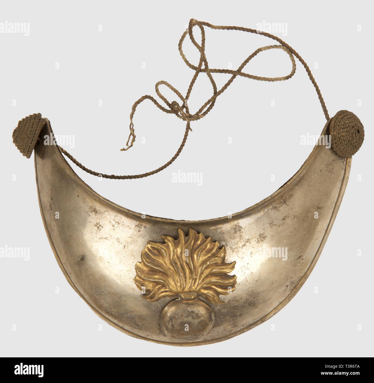 DIRECTOIRE-CONSULAT-EMPIRE 1795-1814, hausse-col d'officier d'artillerie italienne, période du 1er Empire, hausse-col réalisé en cuivre argenté, doublure de peau blanche, boutons de suspente en fil d'or. Sur le centre, de lance rapportée en cuivre, bombe argentée et flammes dorées. L'Ensemble en très bon état, usure du temps. Ce hausse-col est à rapprocher de celui peint sur le tableau de cette même vente représentant un adjudant-sous-officier de l'artillerie italienne, Additional-Rights Clearance-Info-Not-Available- Banque D'Images