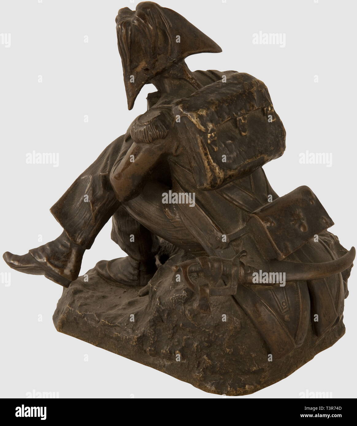 DIRECTOIRE-CONSULAT-EMPIRE 1795-1814, bronze représentant un fantassin au repos, vers 1840 Statuette en bronze, représentant un fantassin de la Garde Impériale (période du 1er Empire), assis sur le bord d'un muret. L'homme coiffé de son bicorne porte un uniforme mêlant à la fois les modèles d'un grenadier et celles d'un chasseur ! Le soldat est en tenue de route, équipé de son havresac et armé de son fusil, à ses pieds, son chien est de manière monotone. Dimensions 14 x 17 cm, hauteur 15 cm. L'Ensemble en très bon état, Additional-Rights Clearance-Info-Not-Available- Banque D'Images