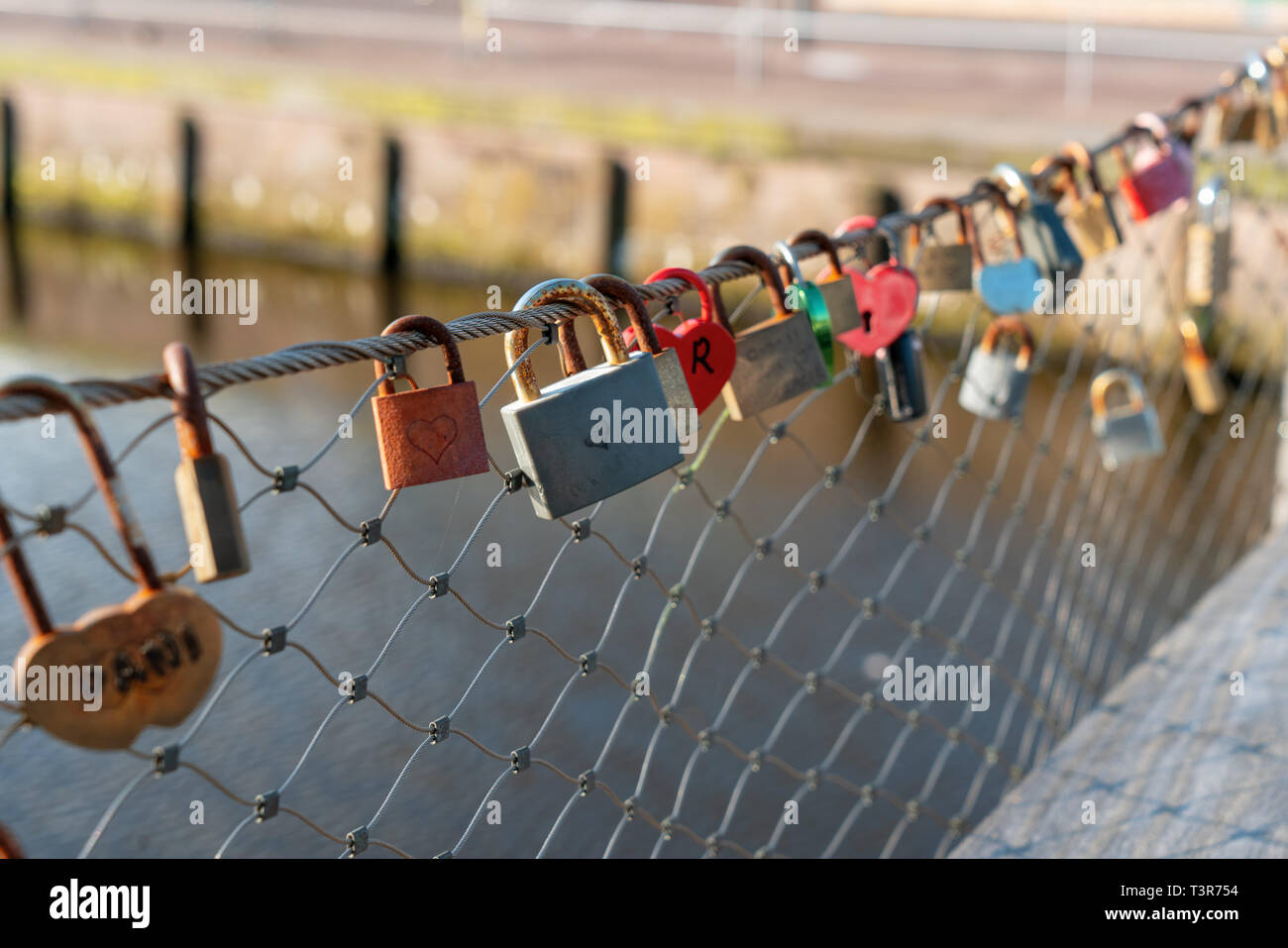Cadenas d'amour sur garde-corps de pont avec de l'eau en arrière-plan en Hollande Banque D'Images