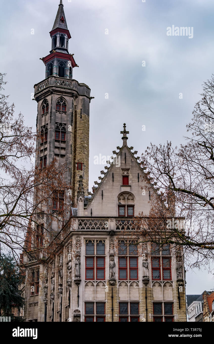 Bâtiment surprenant avec une tour appelée le Poortersloge (Bourgeois's Lodge). Banque D'Images