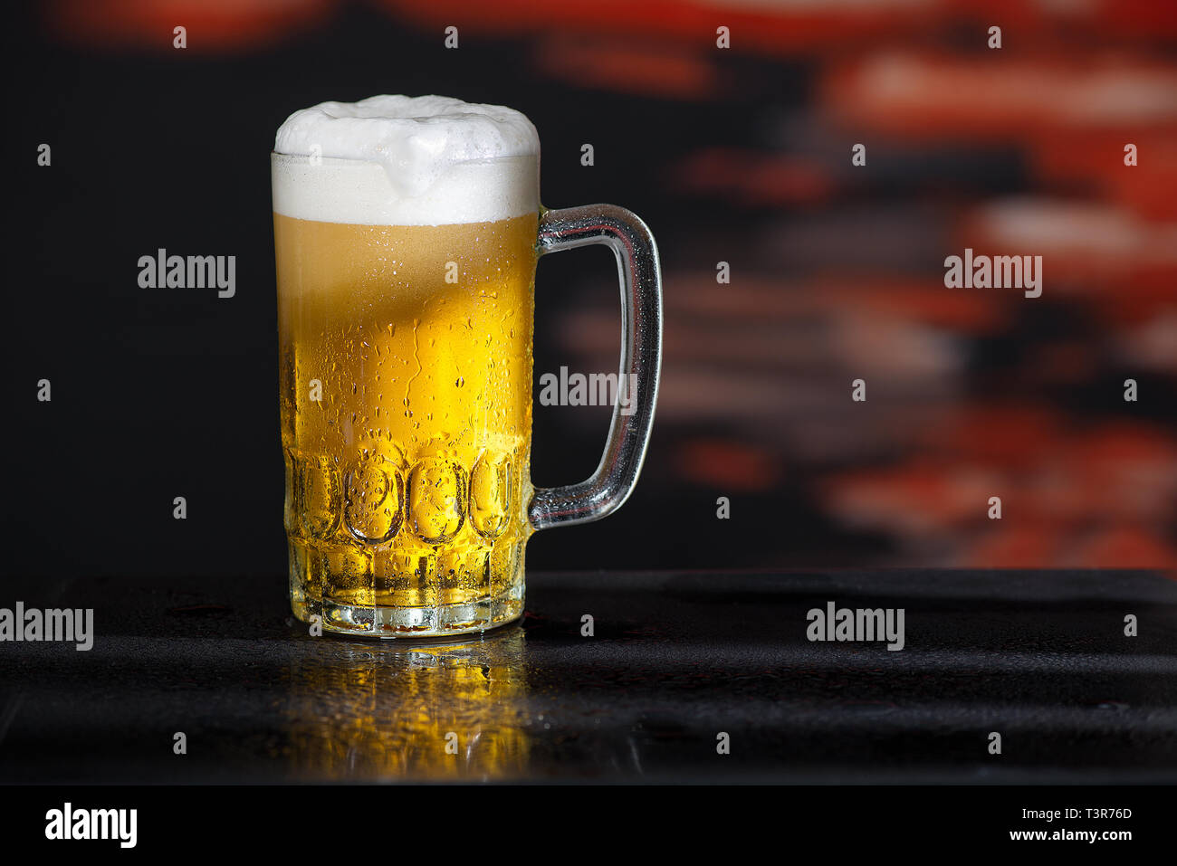 Verre de bière sur le fond sombre Banque D'Images