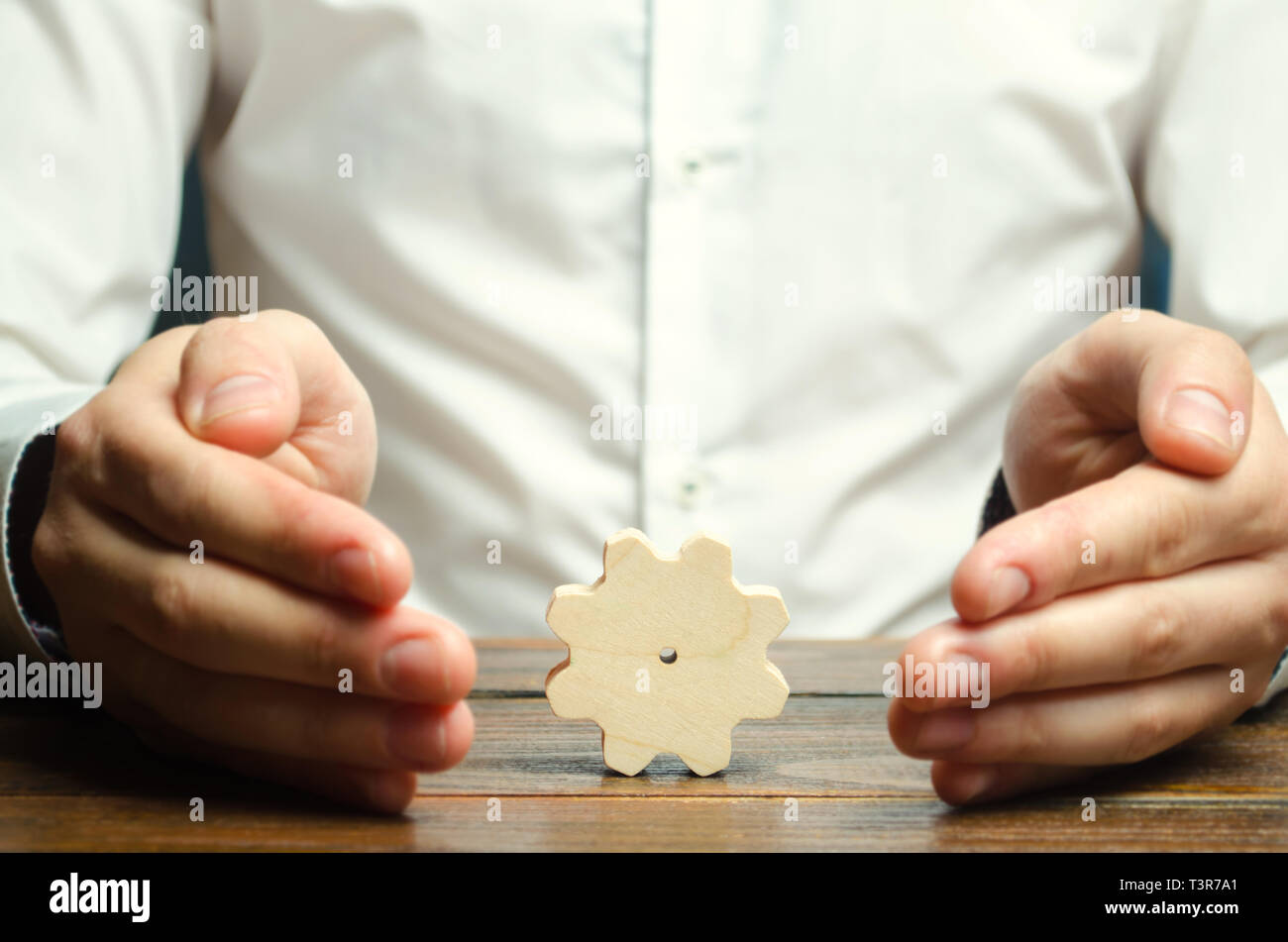Businessman et pignon en bois. L'établissement de processus d'affaires et communications. L'établissement de relations commerciales et de coopération. Accroître l'efficacité énergétique Banque D'Images