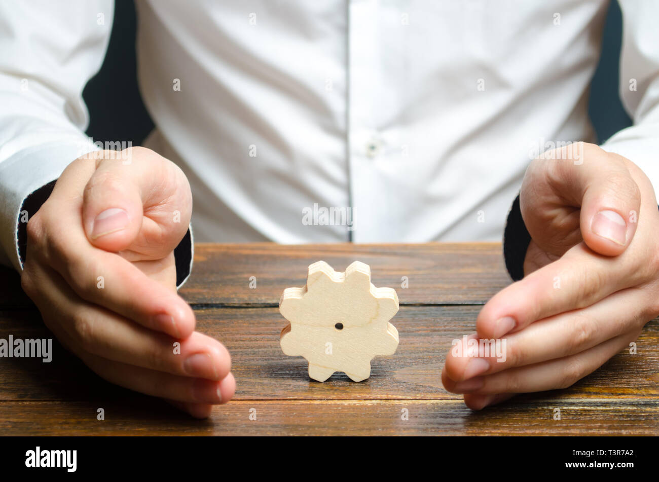 Businessman et pignon en bois. L'établissement de processus d'affaires et communications. L'établissement de relations commerciales et de coopération. Accroître l'efficacité énergétique Banque D'Images