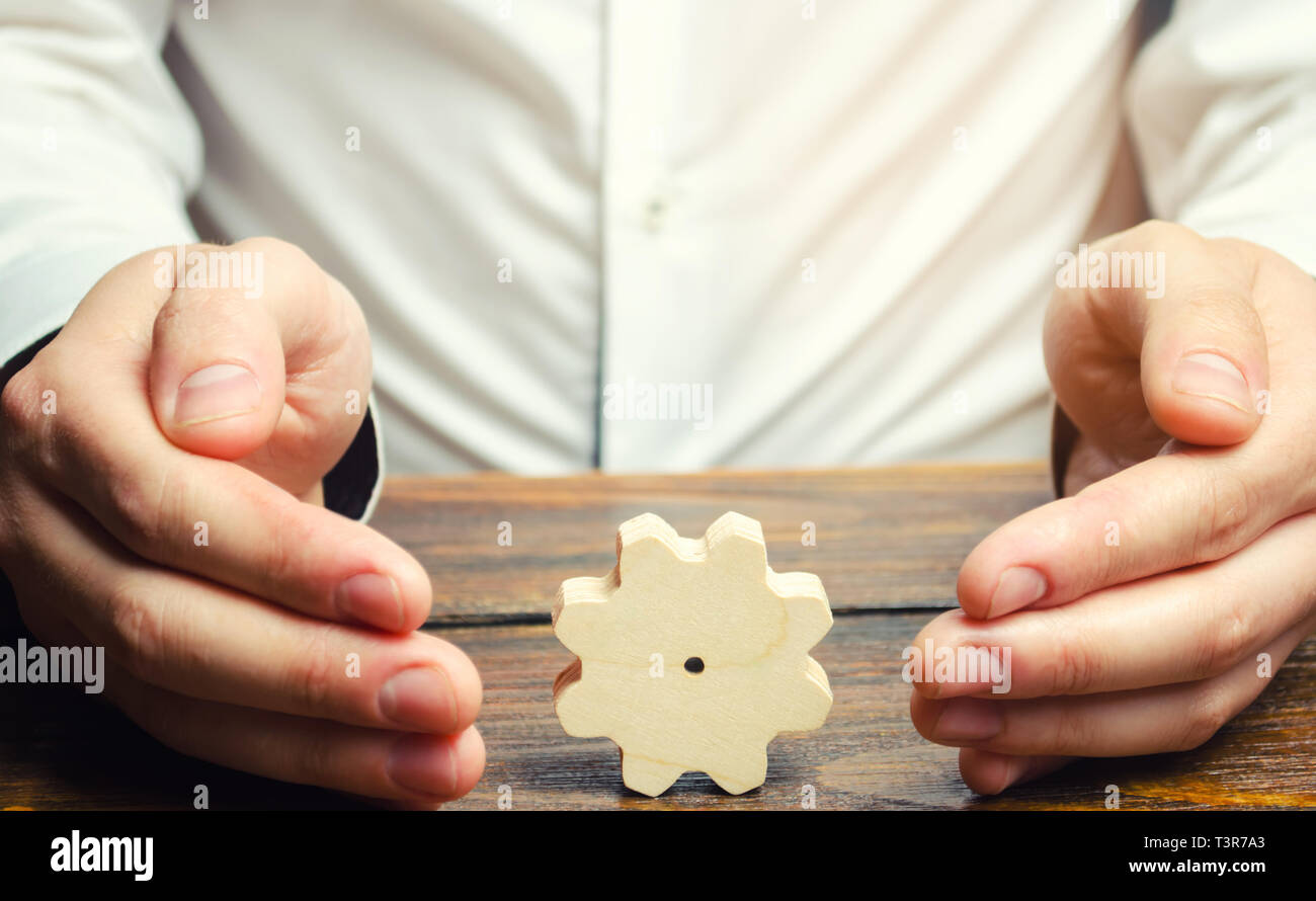 Businessman et pignon en bois. L'établissement de processus d'affaires et communications. L'établissement de relations commerciales et de coopération. Accroître l'efficacité énergétique Banque D'Images