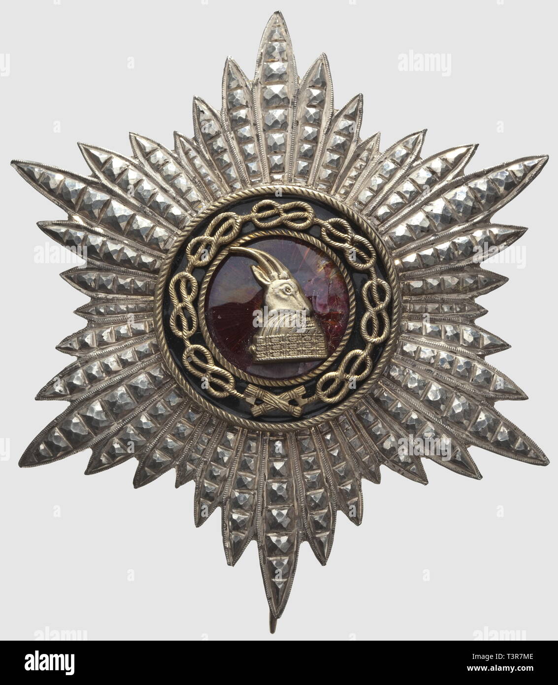 Ordre de la fidélité, la plaque de grand-officier, en argent, fabr. «Garridino Gravanzola - diamètre 85 mm, éclat, sur le centre au rouge, l'épingle poinconnée. Créé par le roi Zog, le 22 janvier 1926, Troisième monarchie (1939-1943), protectorat italien du règne de Victor Emmanuel III, Additional-Rights Clearance-Info-Not-Available- Banque D'Images