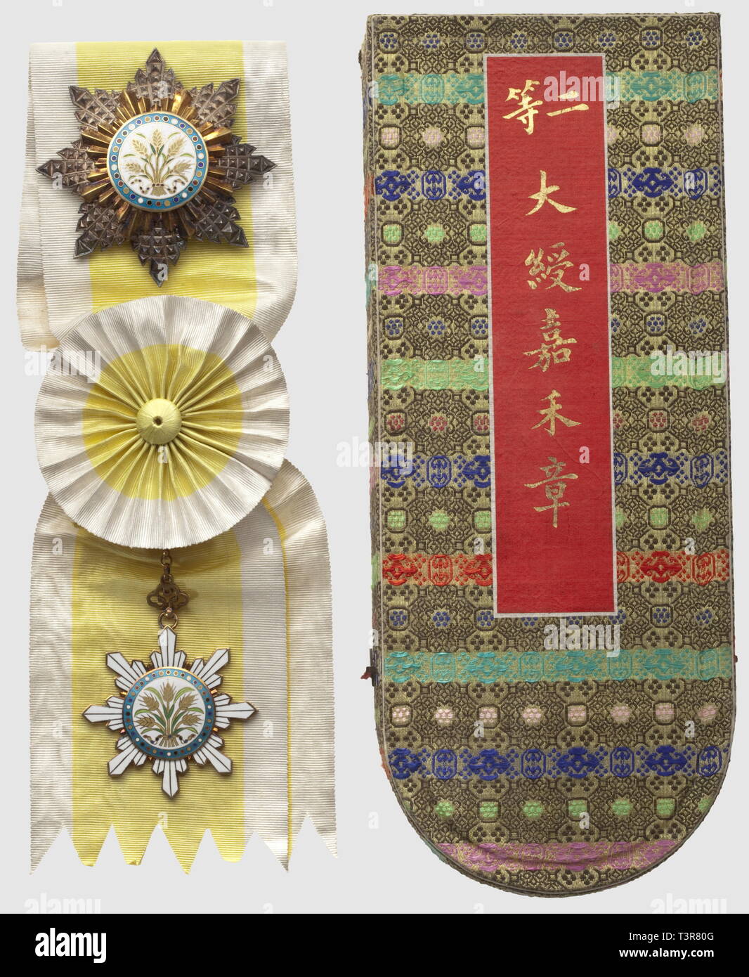 Ordre du Précieux Grain d'Or, Ensemble de grand croix, dans son coffret, plaque, avec poincon du producteur au dos, diamètre 90mm, diamètre 65mm, bijou, et écharpe. Cet ordre fut l'un des premiers ordres républicains, créé le 29 juillet 1912 par le nouveau Président de la République chinoise Yuan-Che-Kai, pour récompenser les services exceptionnels civils ou militaires rendus au nouveau régime, Additional-Rights Clearance-Info-Not-Available- Banque D'Images