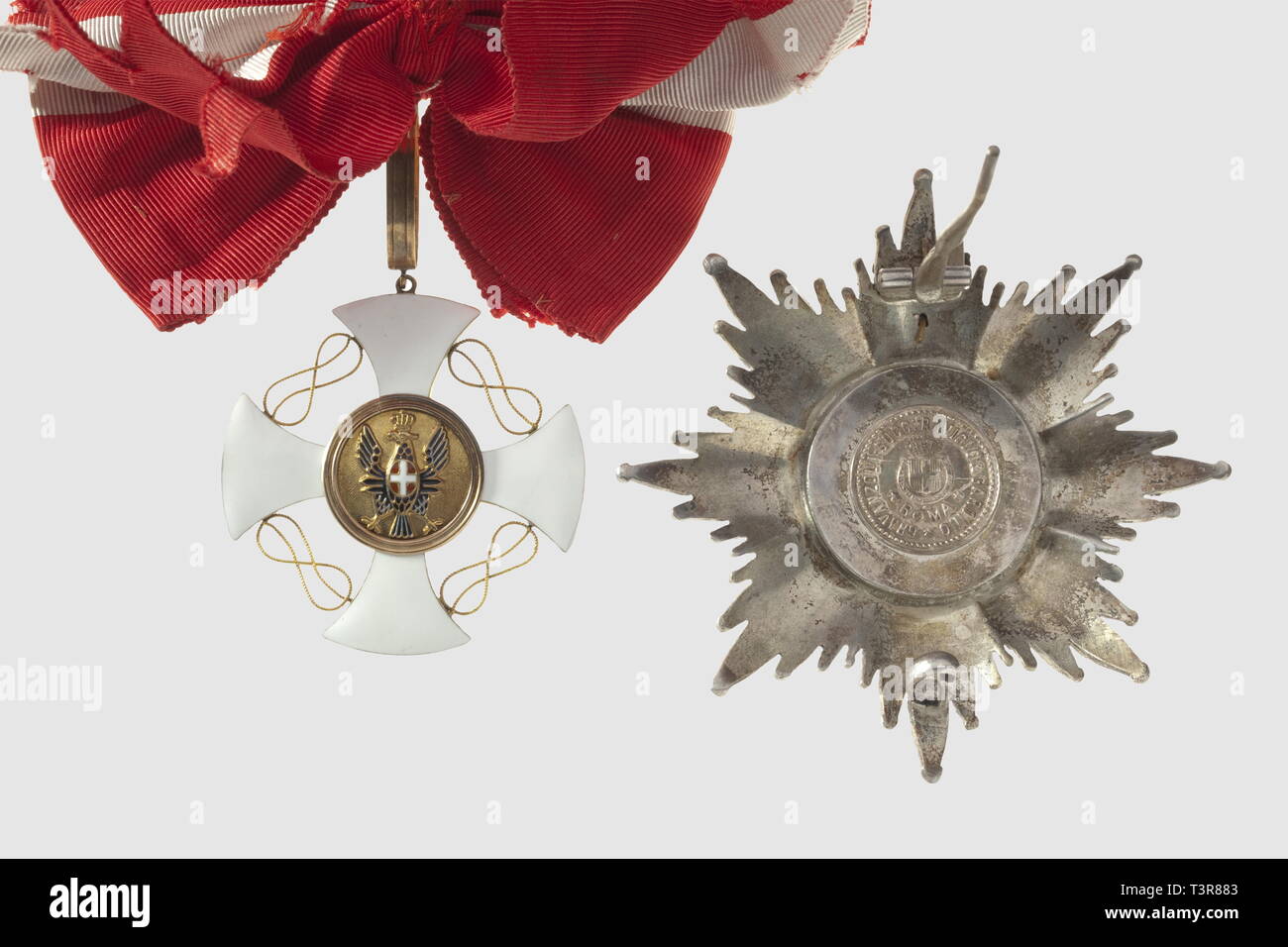 Ordre de la Couronne, ensemble de grand croix, en argent et or, la plaque de fabr. de la maison 'Gravazola', diamètre 88mm, bijou en or, et écharpe. Créé le 20 février 1868, par Victor Emmanuel II, afin de commémorer la libération de la Lombardie de l'occupation autrichienne, Additional-Rights Clearance-Info-Not-Available- Banque D'Images